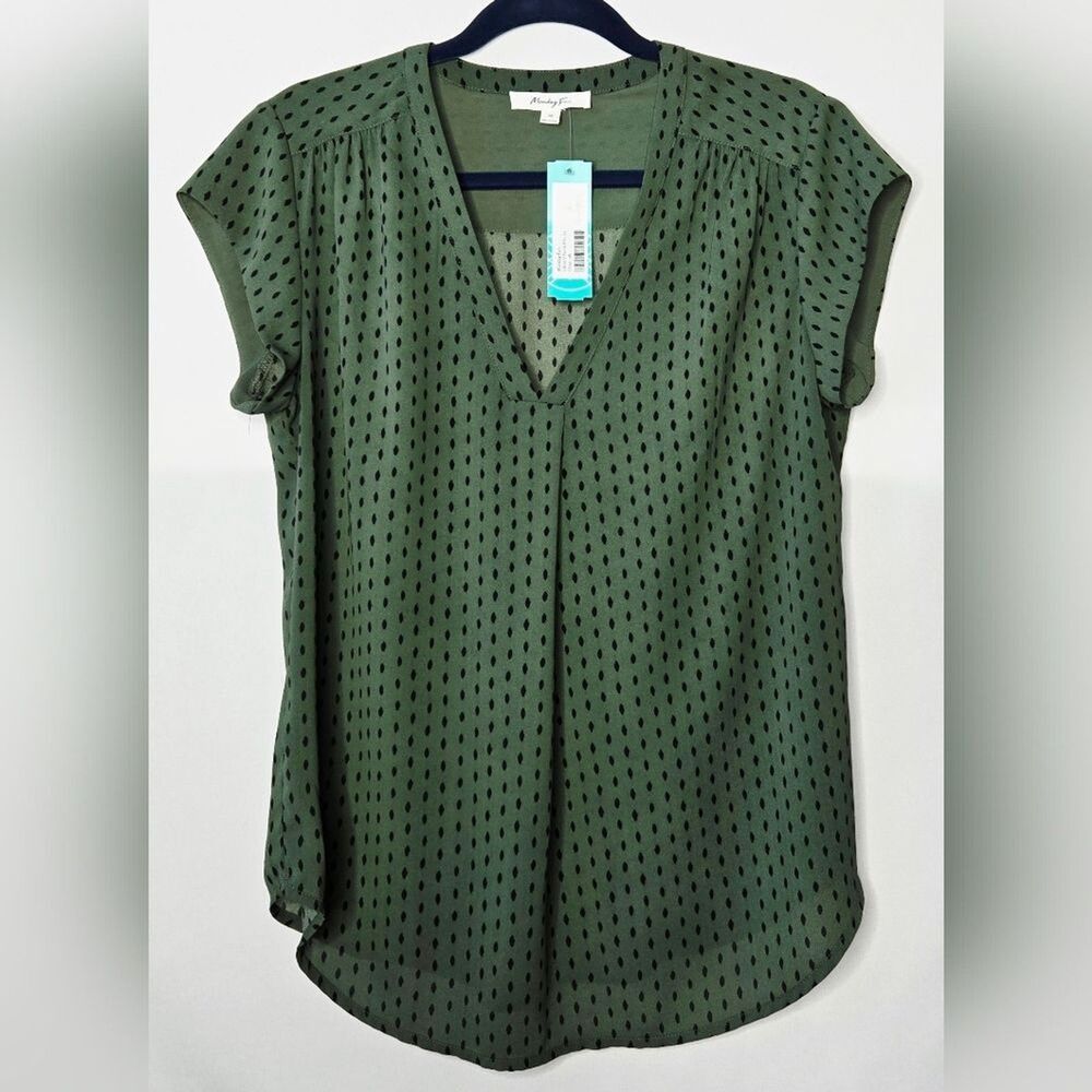 NWT Women's Monday Fun Short Sleeve Shirt Green w/ Black Print - Women's Medium